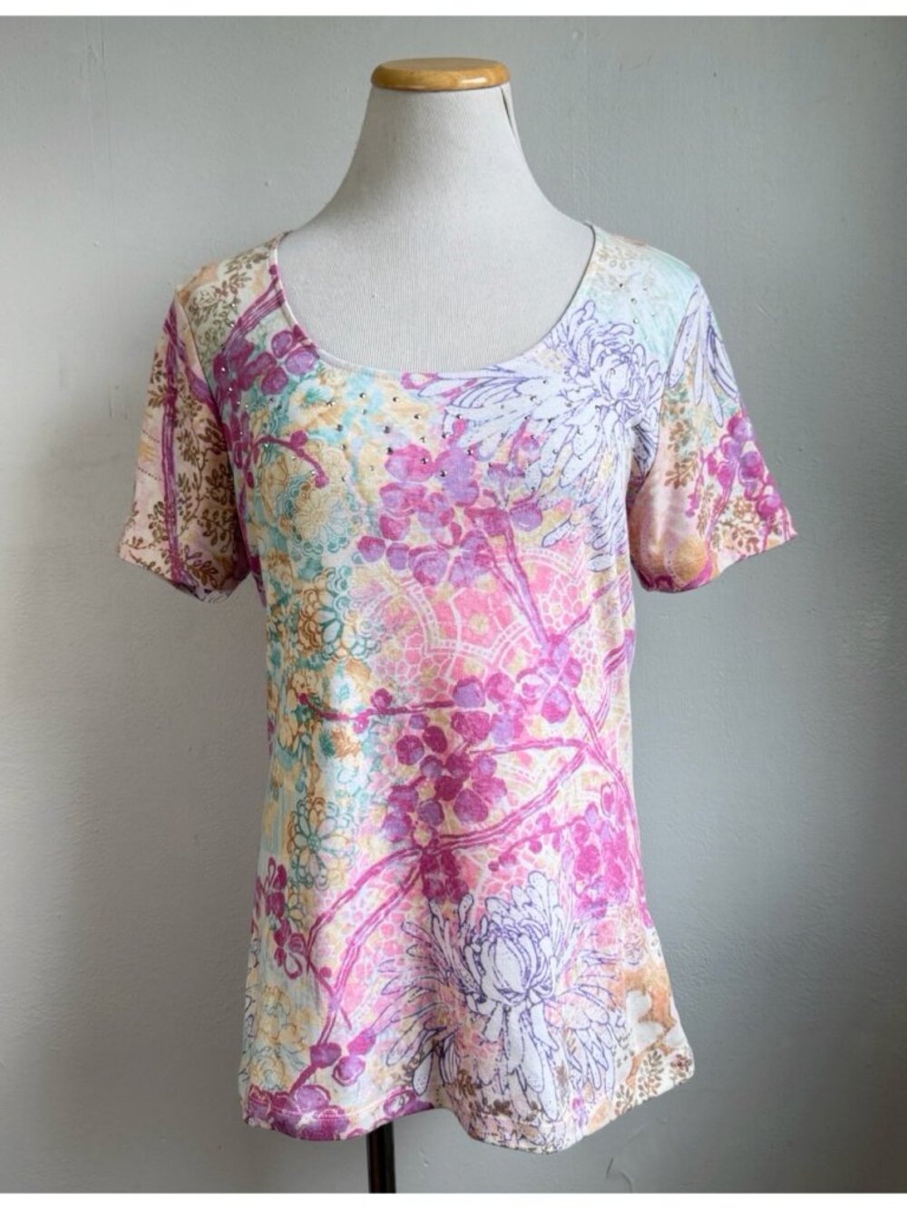 Nicole Miller T Shirt Size Small NEW Floral Print Rhinestone Embellished Scoop